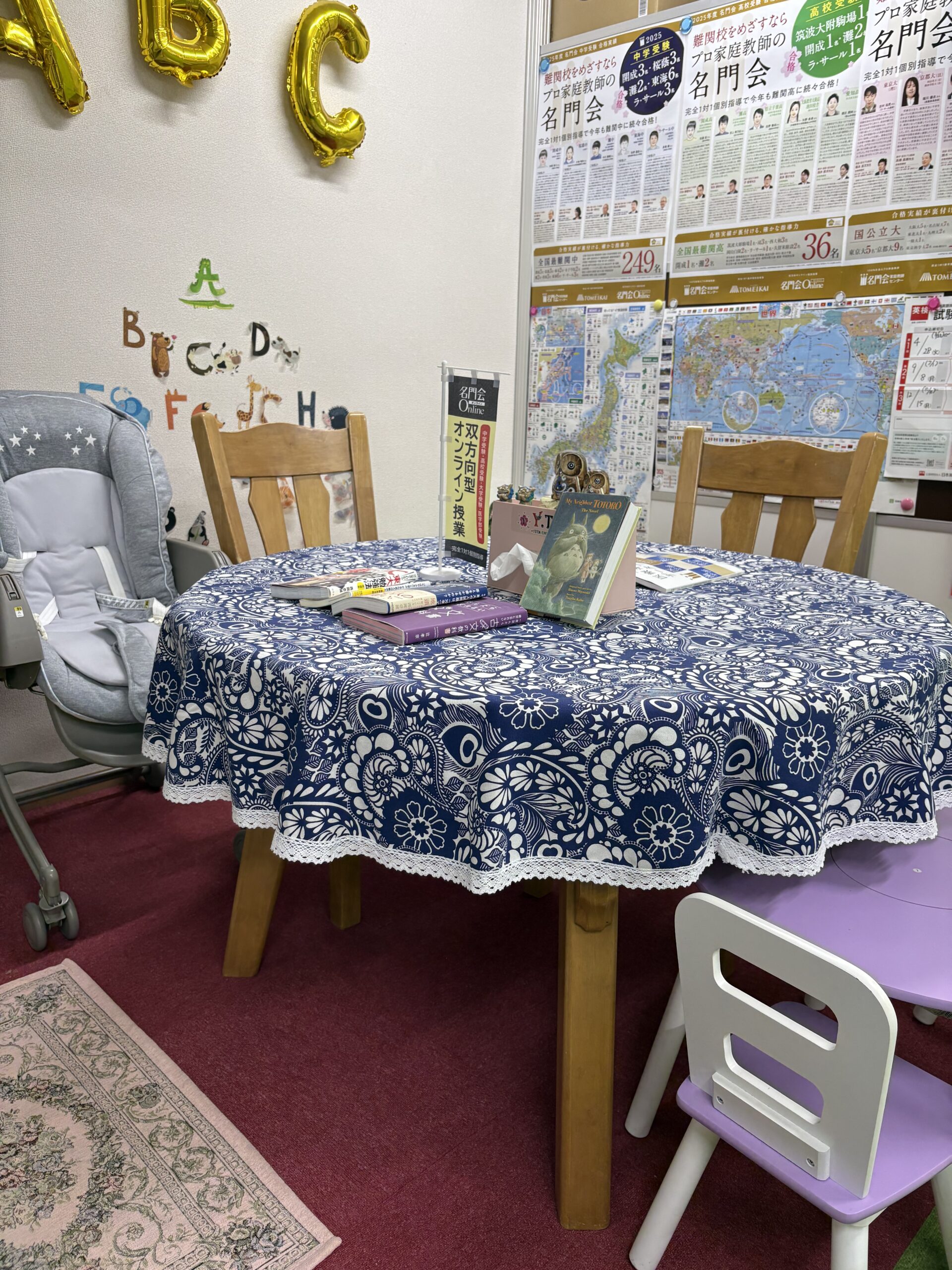 YUTA English Academyのアルファベット装飾や英語教材が並ぶ学習スペース